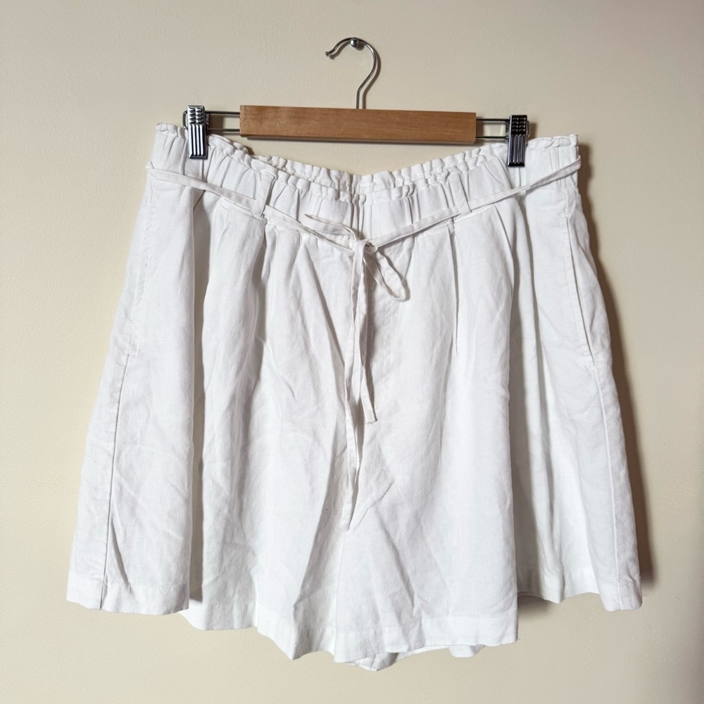 Universal Thread White Paperbag Waist Shorts Size L